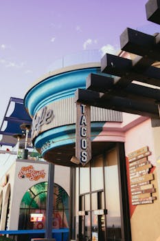 这家色彩缤纷的炸玉米饼餐厅，白天以艺术设计和显眼的标牌引人注目