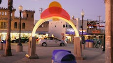 漫步于热闹的城市街景，捕捉黄昏时分五彩缤纷的灯光与熙攘的活动