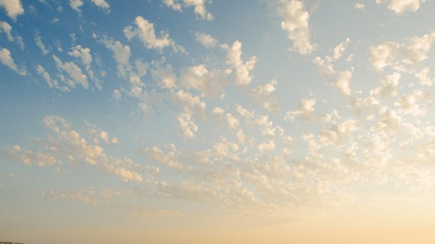 蓝天广阔，白云点点，让人感到平静与安宁