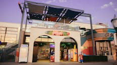 城市环境中，色彩缤纷的小吃小屋拥有充满活力的现代建筑