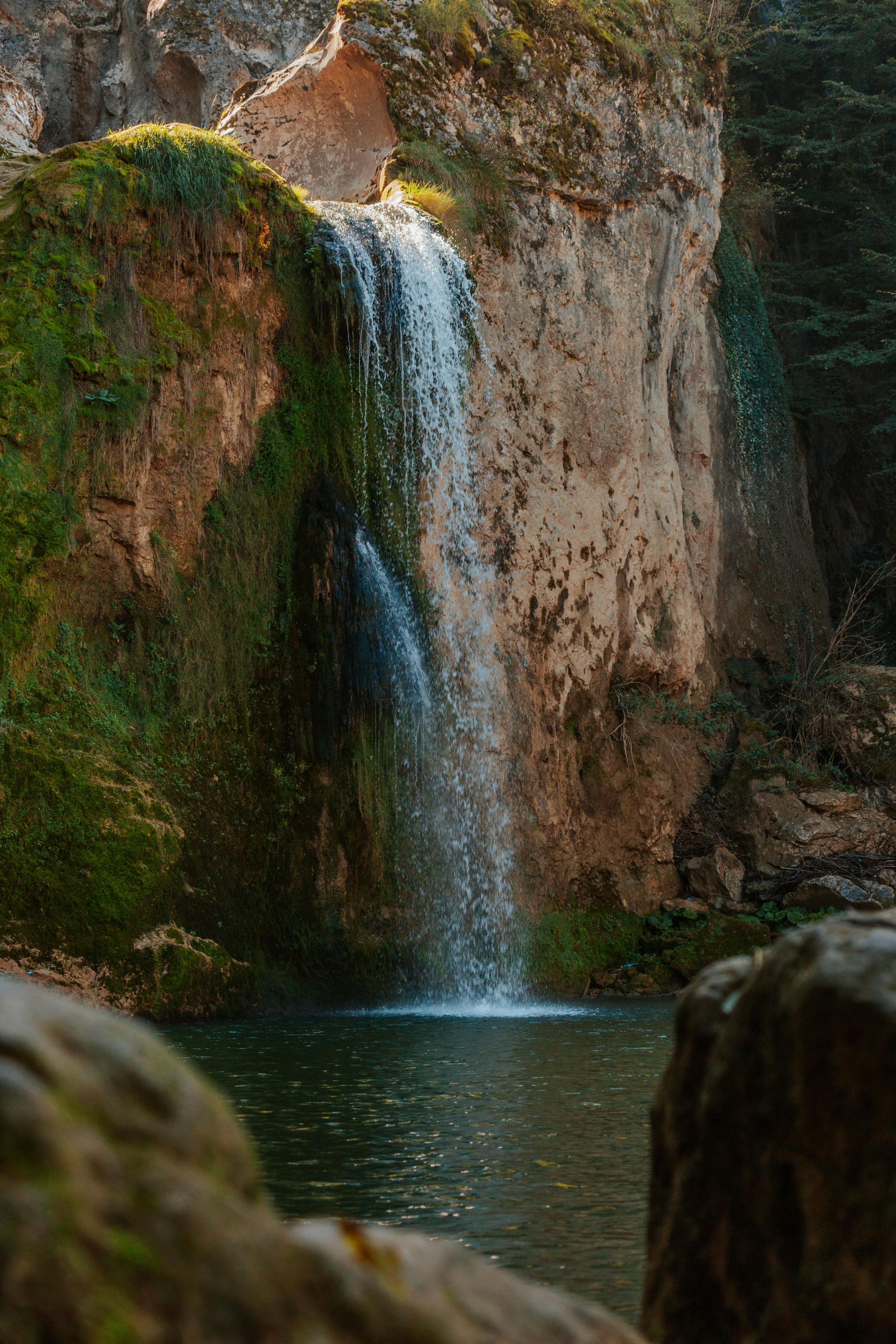 Serene waterfall surrounded by mossy cliffs and lush forest in Kastamonu, perfect for nature enthusiasts.