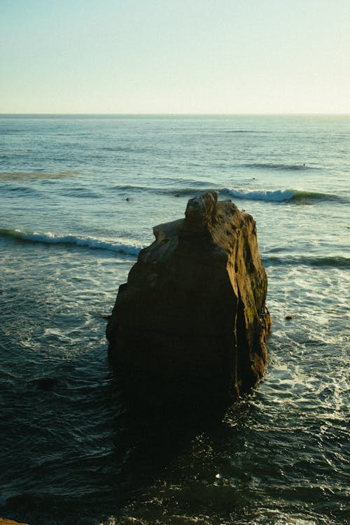 Foto Van Boulder Op Body Of Water