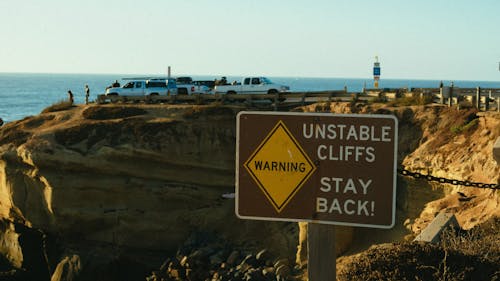 警告不穩定的懸崖留在路標上
