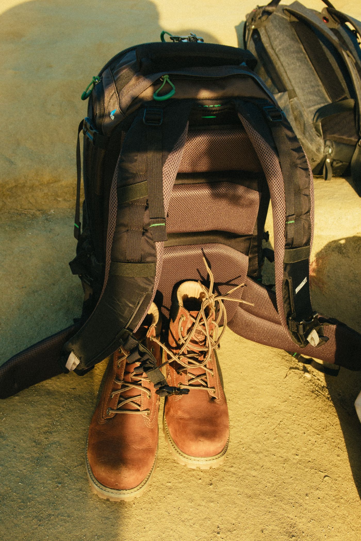 Sac à dos et chaussures de randonnée disposés sur le sol
