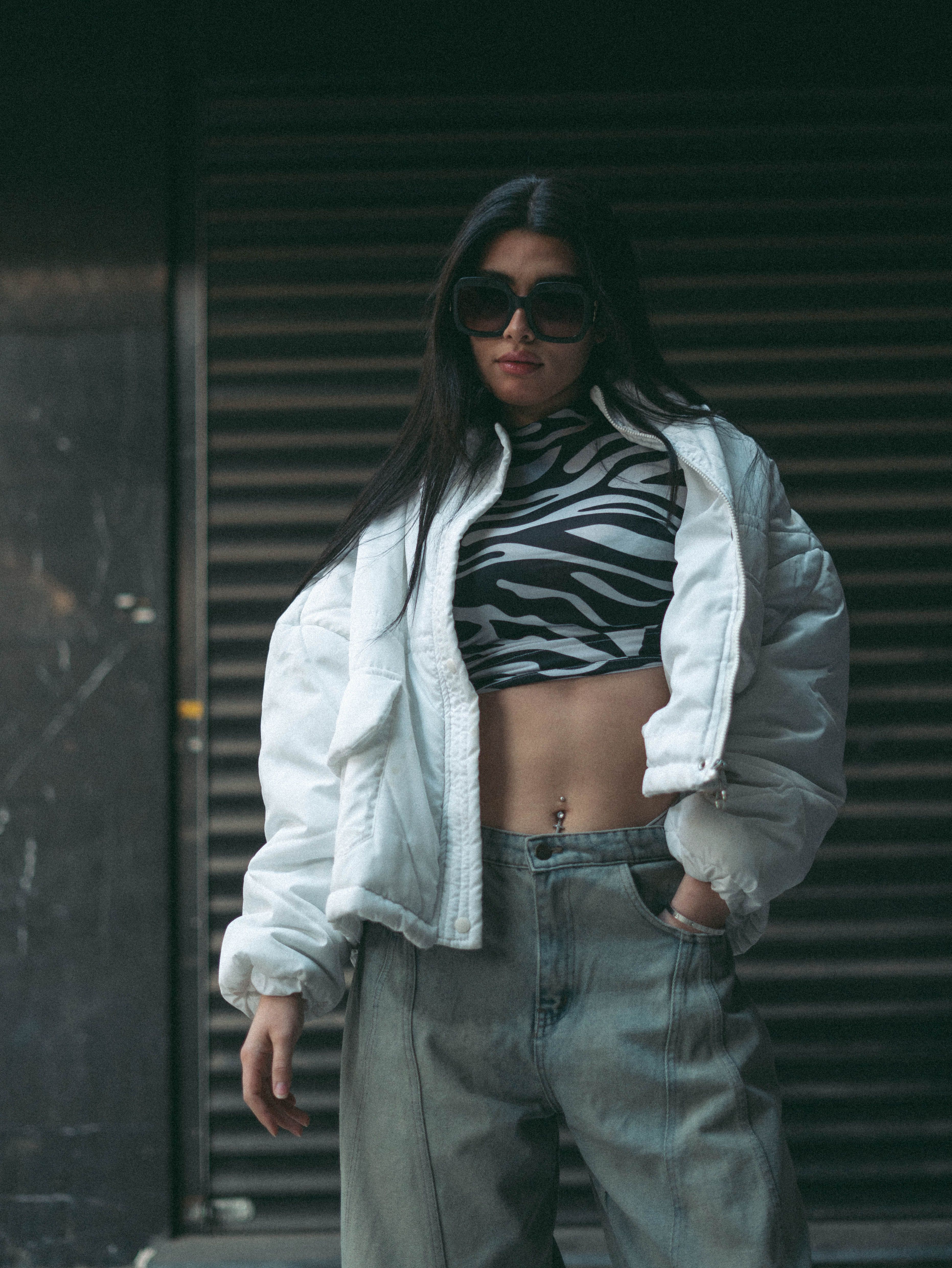 Trendbewusste Frau posiert in Streetwear