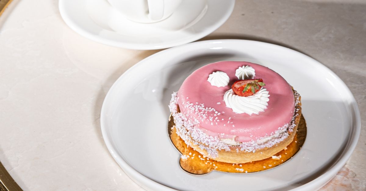 Pastel Rosa Cafe Pastel Elegante De Color Rosa Con Café Con Leche Sobre Una Mesa De ...