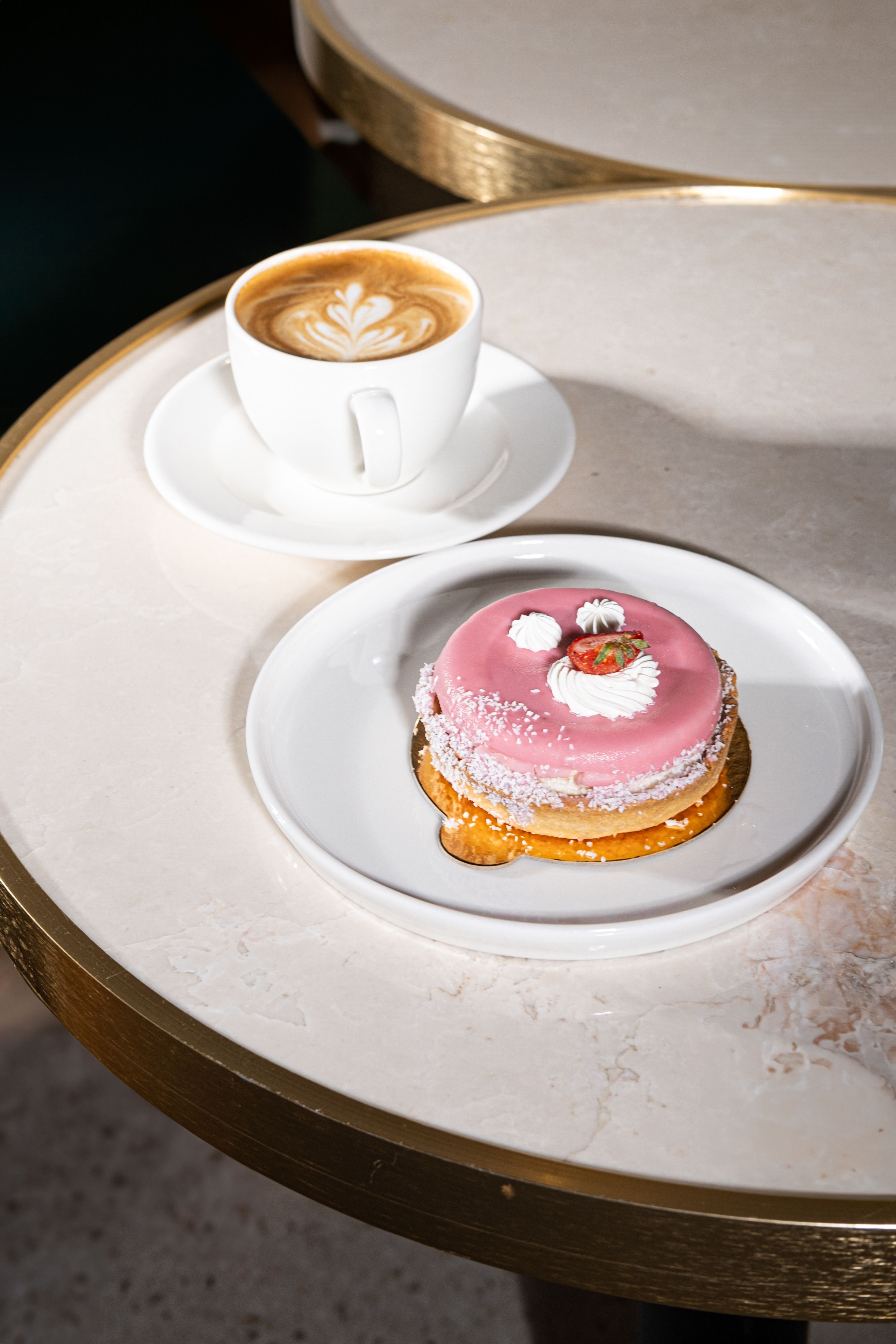 Pastel Elegante De Color Rosa Con Café Con Leche Sobre Una Mesa De ...
