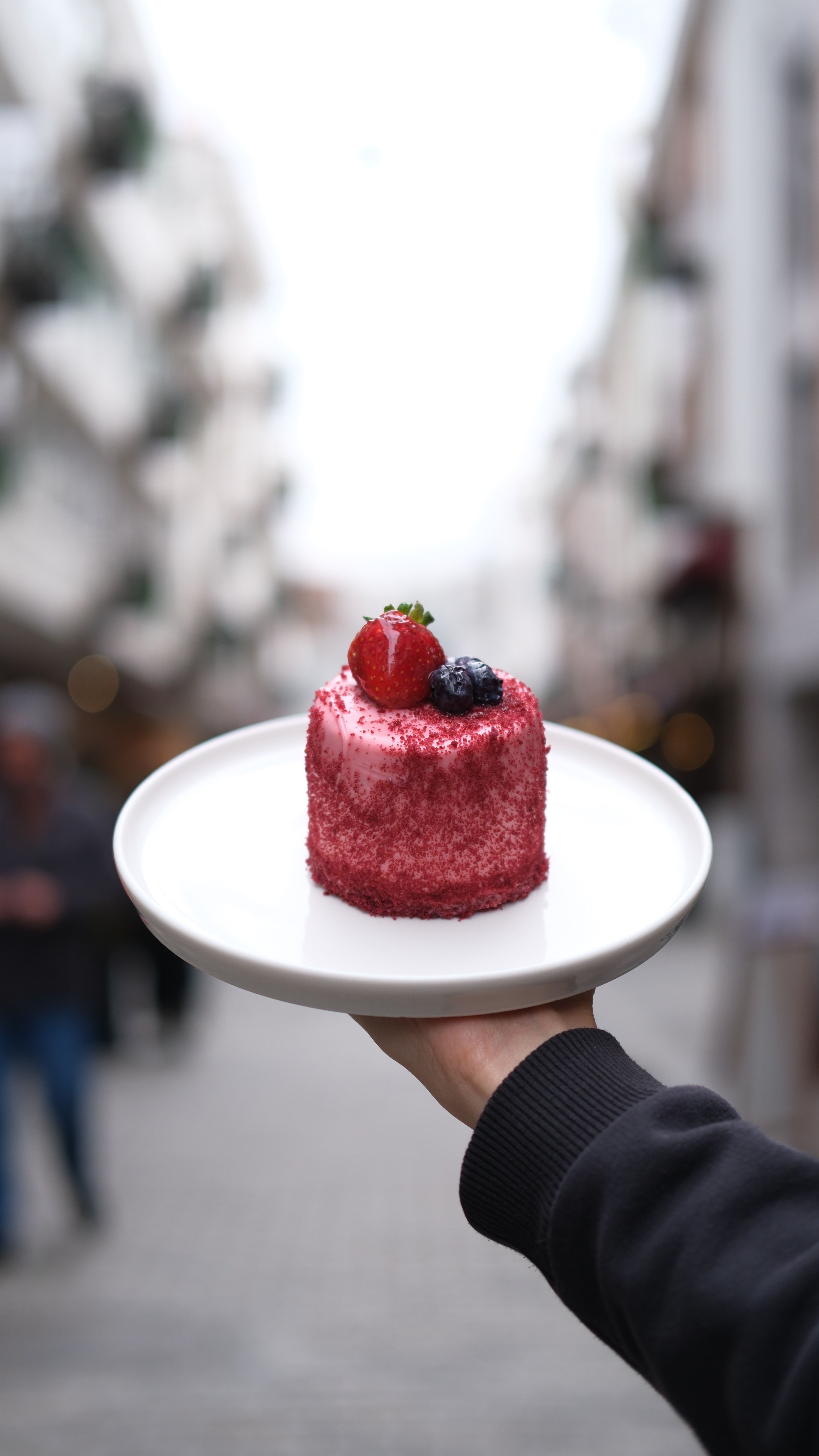 Delicioso Pastel De Frutos Rojos En Un Ambiente Callejero Animado ...