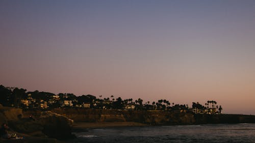 새벽 동안 해변의 경치 좋은 사진