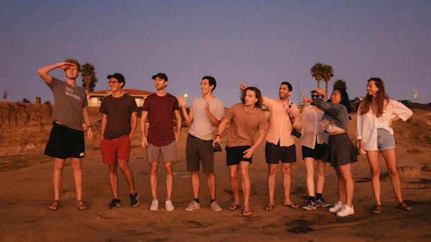 一群年轻人在海滩上欣赏着风景优美的日落