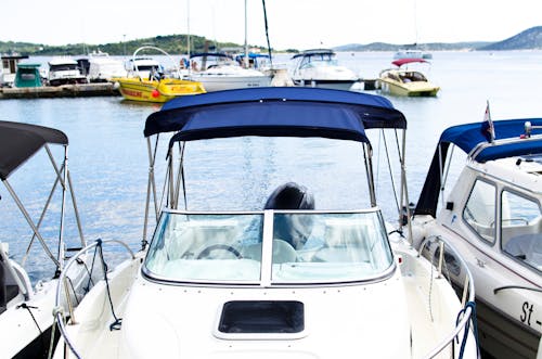 無料 水域の白と青のスピードボート 写真素材