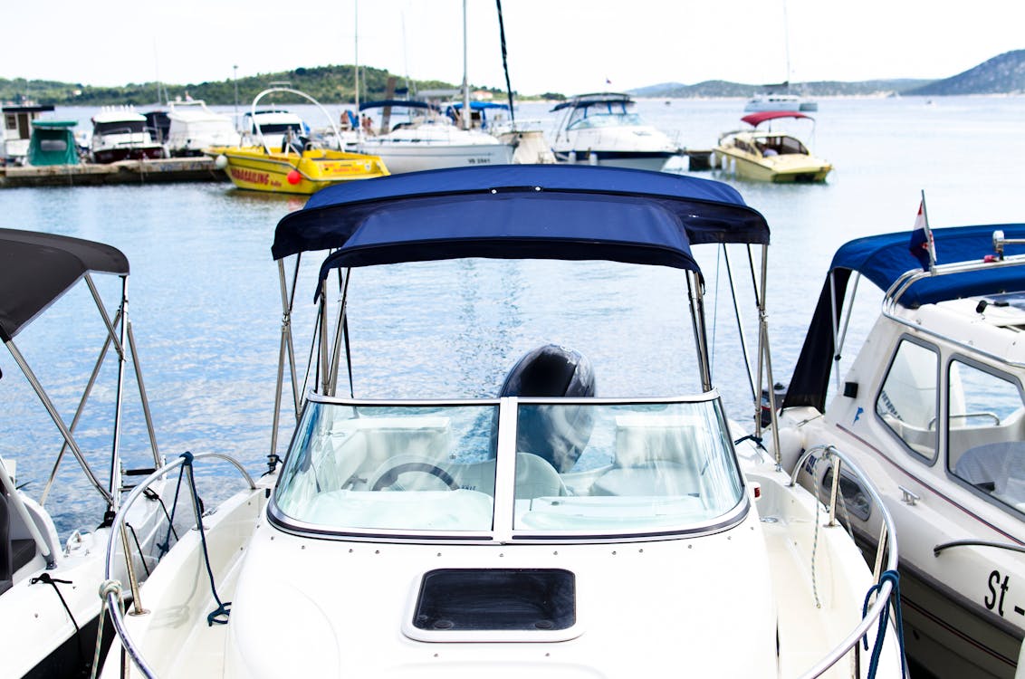 Speedboat Putih Dan Biru Di Perairan