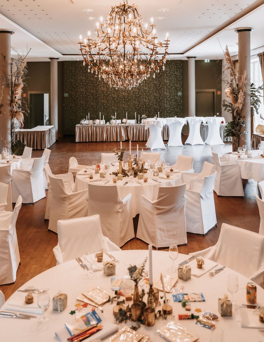 Mesas preparadas en un salón de celebraciones