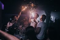 派对参加者在卡尔沙姆一家热闹的夜总会里用烟花庆祝