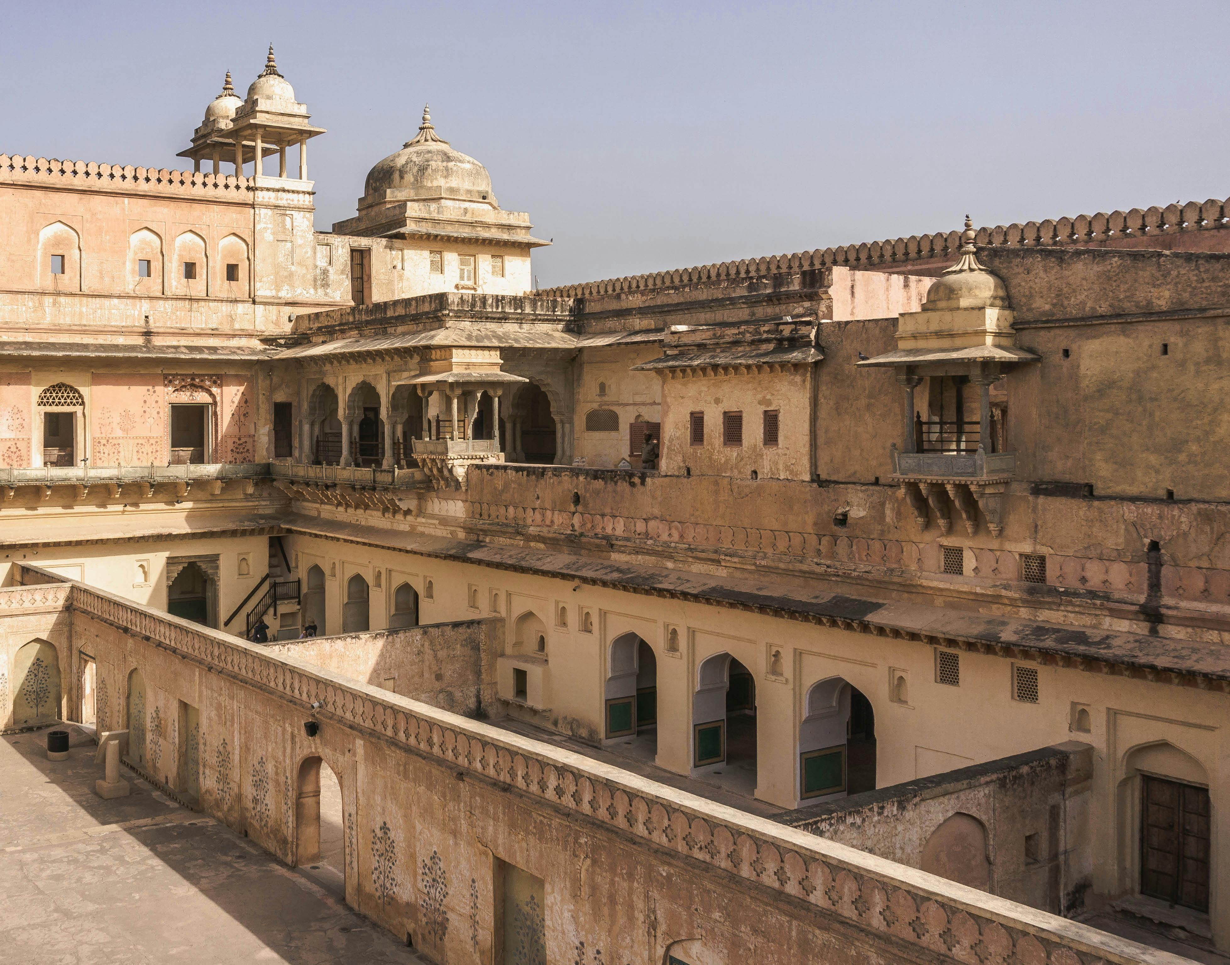 Explore the intricate architecture of the historic Amber Fort in Jaipur, Rajasthan, India. - Amberes