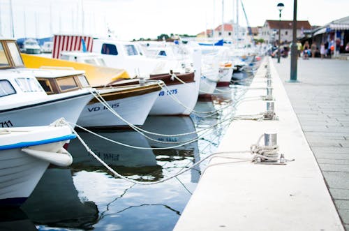 Bateaux Près Du Quai