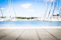 明亮的码头、豪华游艇与清澈的蓝天，非常适合旅行和休闲主题