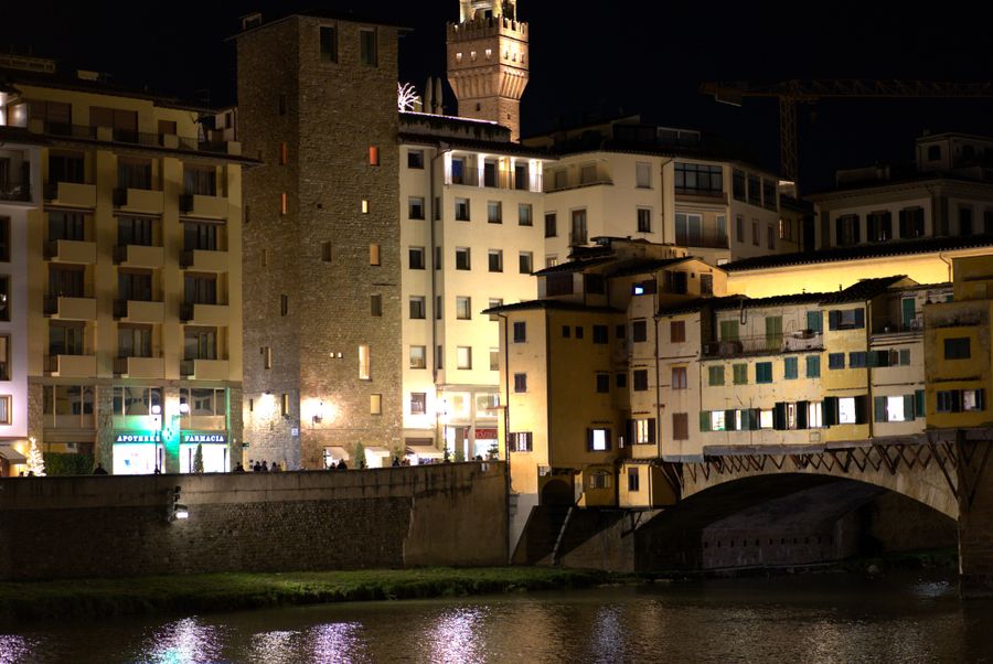 Ponte Vecchio noaptea, iluminat, reflecții pe Arno, Florența
