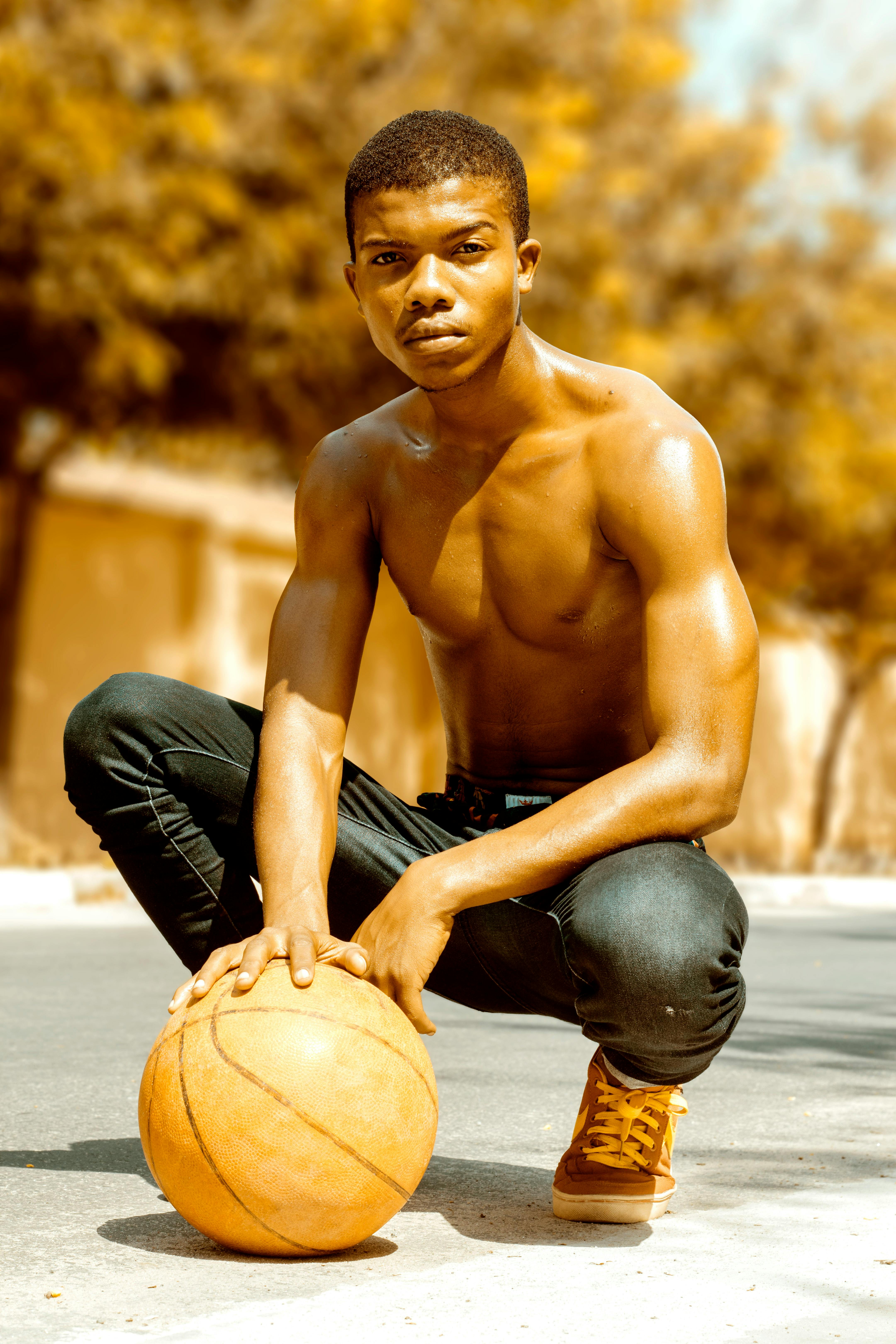 Afro homem segurando uma bola de basquete, Foto Grátis