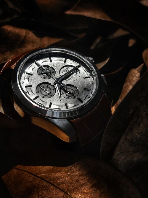 Free Stylish wrist watch displayed on brown leaves, capturing time and design. Stock Photo