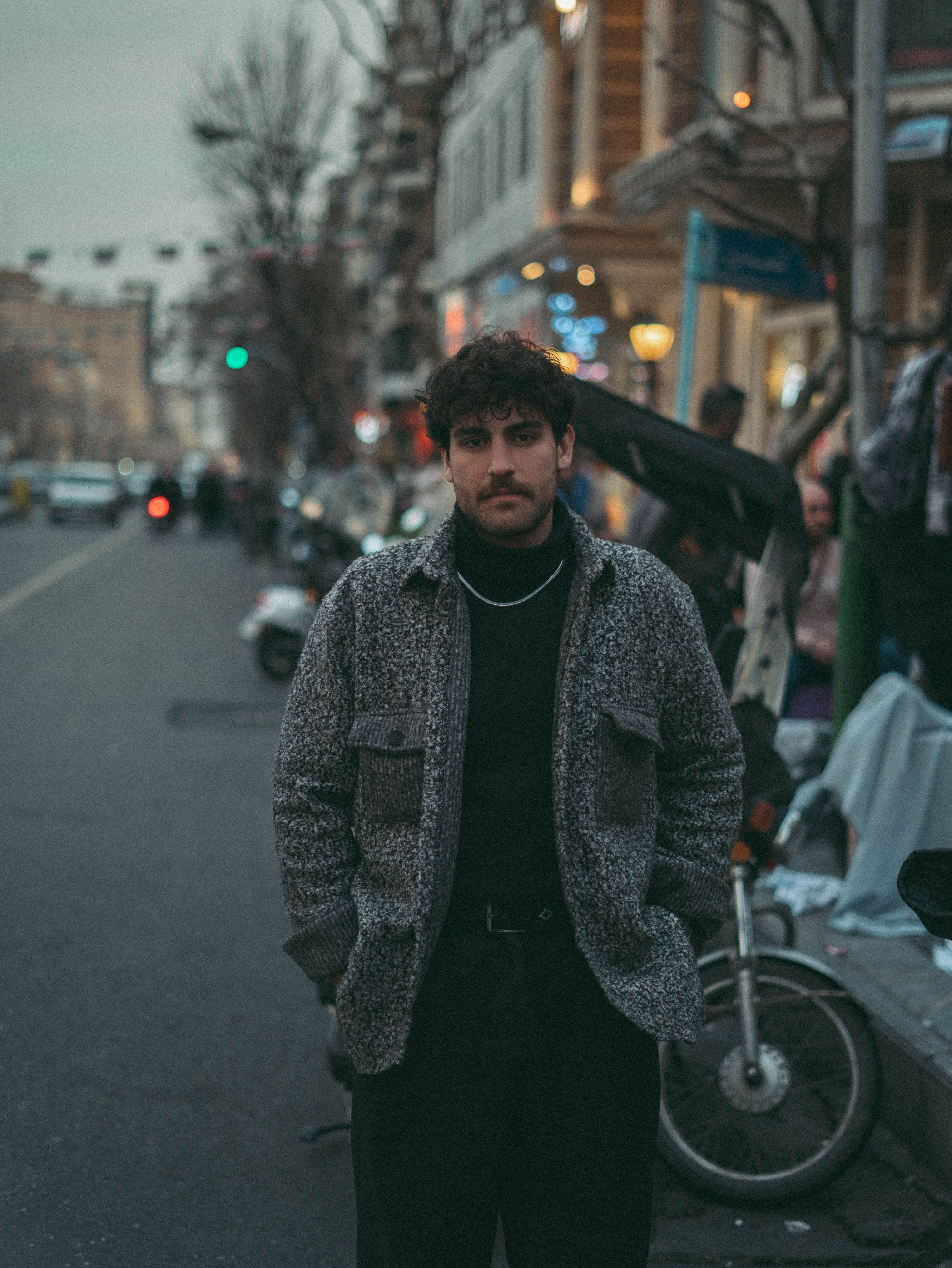 Hombre De Pie Con Confianza En La Calle Urbana Al Anochecer · Foto de ...