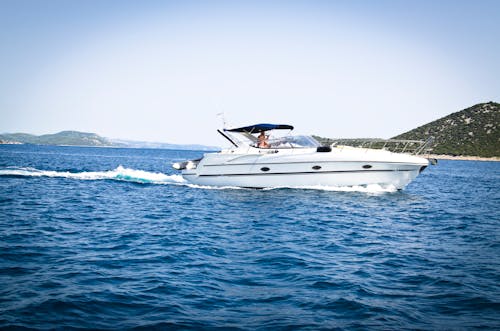 無料 水域の白いスピードボート 写真素材