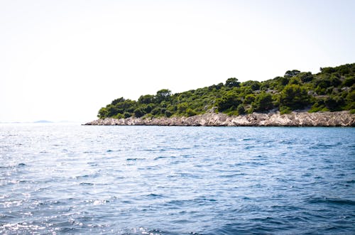 Isla Entre Cuerpo De Agua