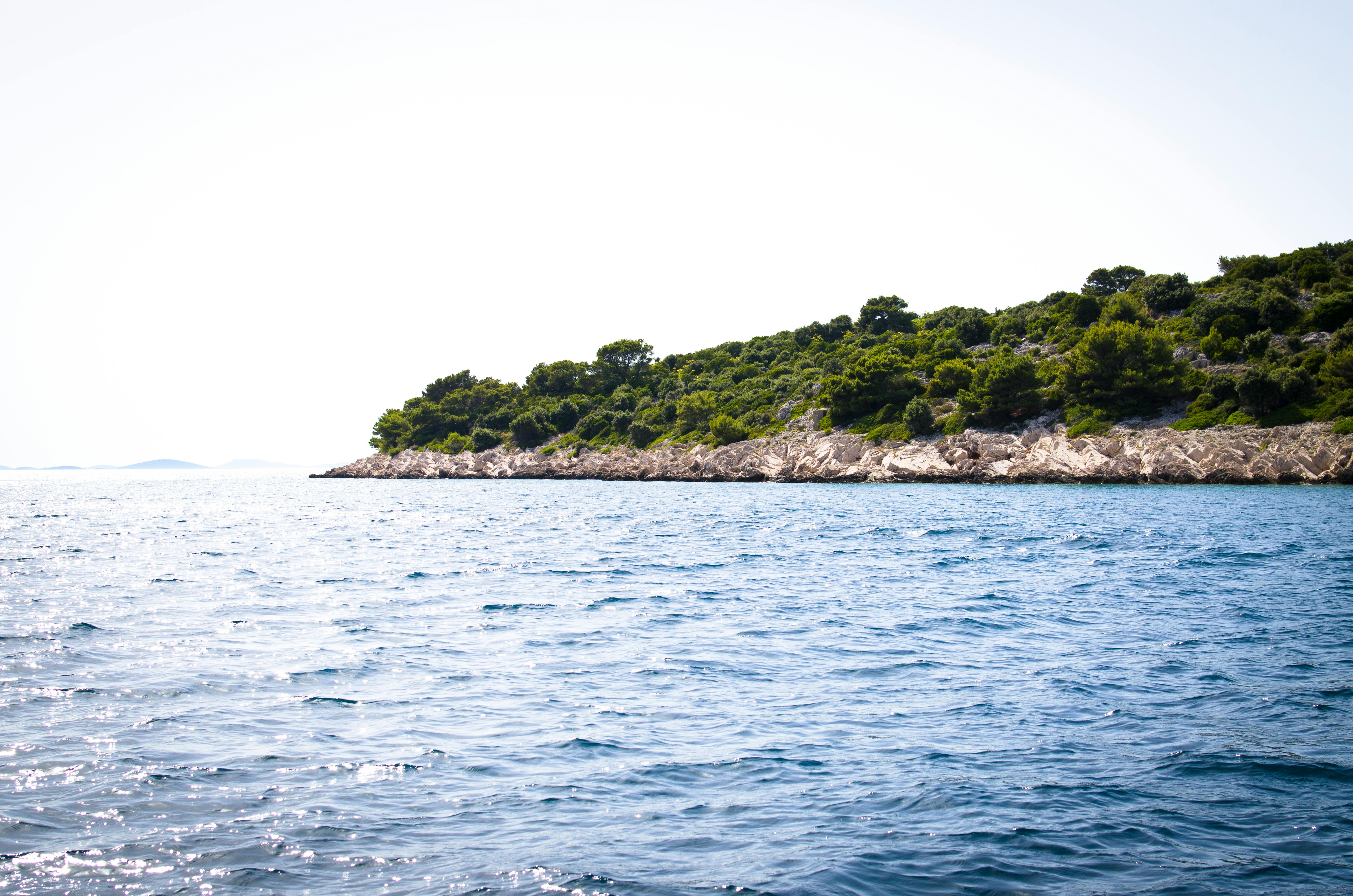 Island Between Body of Water \u00b7 Free Stock Photo