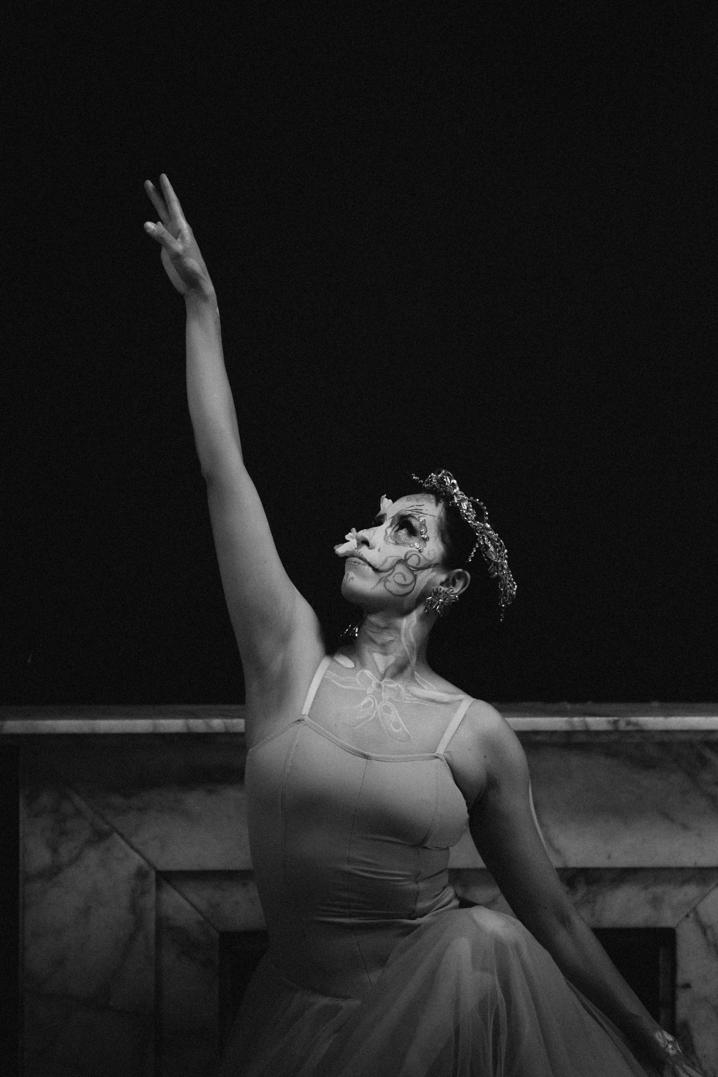 Free A ballet dancer performs gracefully, captured in a dramatic black and white setting. Stock Photo