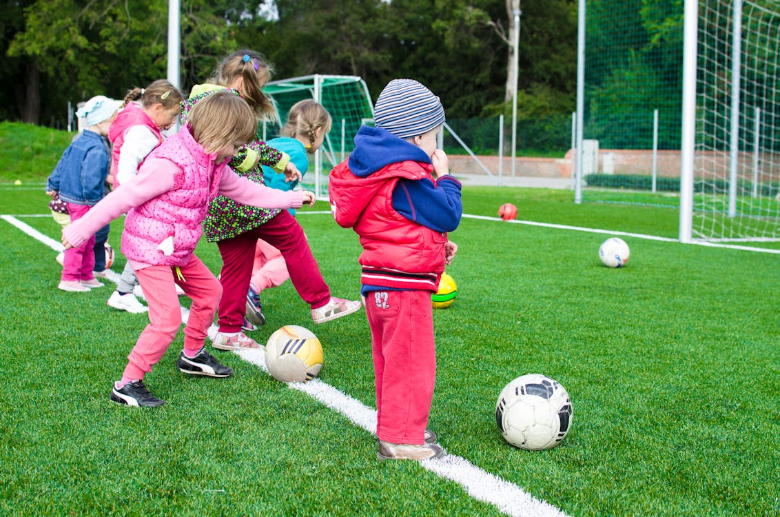 Free Bambino Che Gioca A Calcio Stock Photo