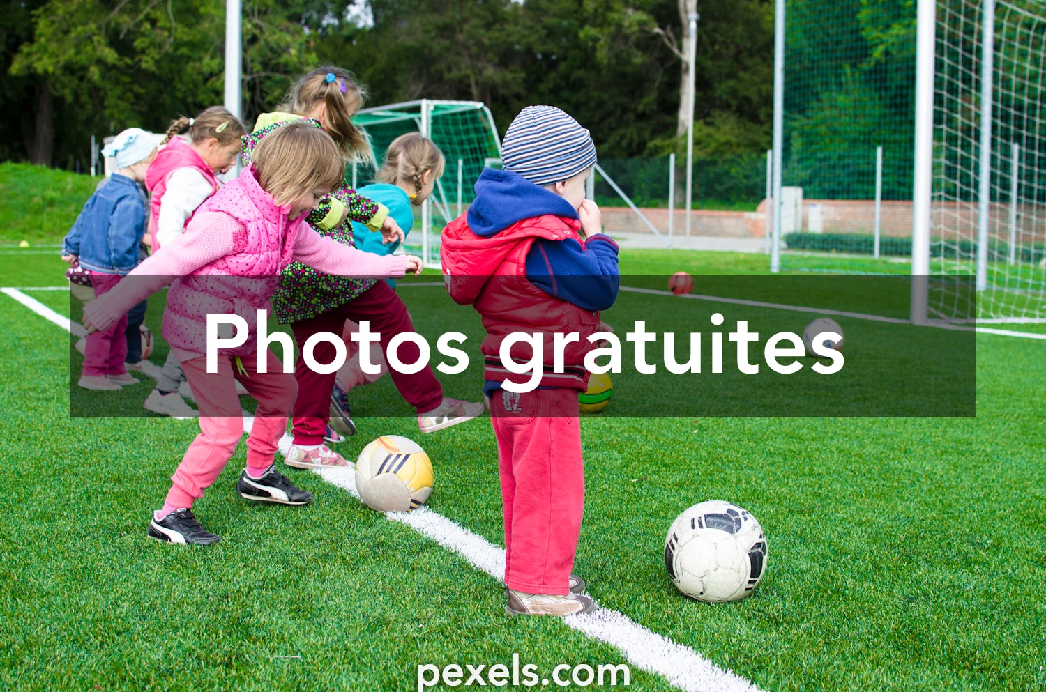Le Sport Des Enfants En Été Rugby Footbal Banque D'Images et Photos Libres  De Droits. Image 24680908