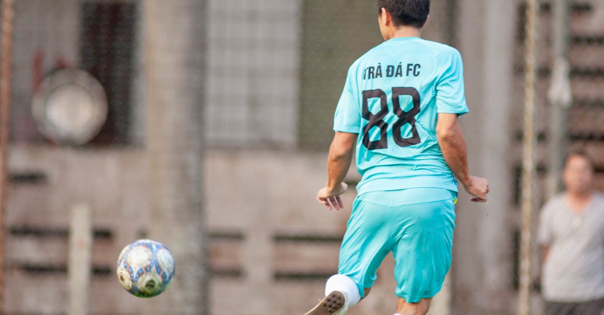 Une coach encourage son équipe avant un match de volley-ball.