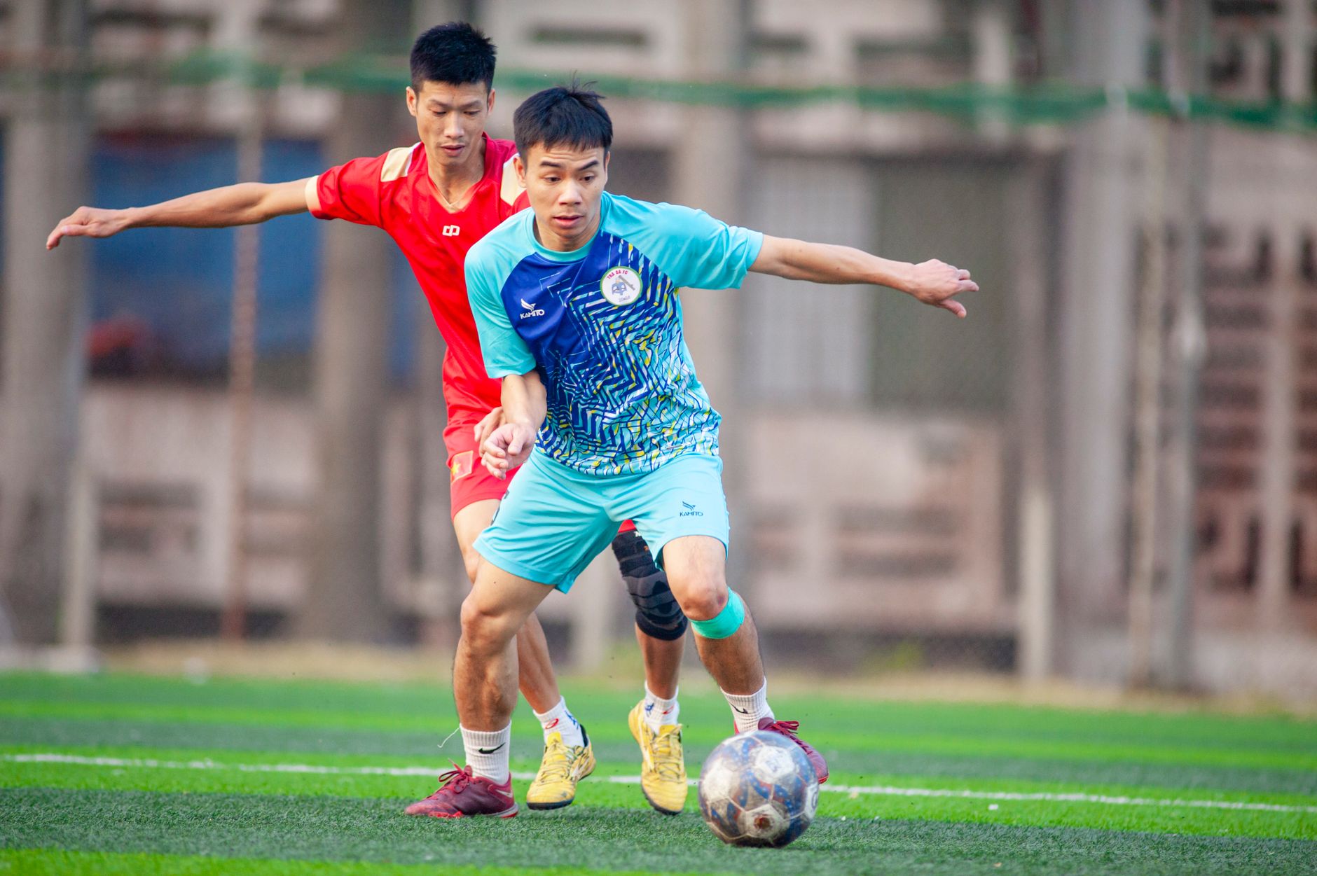 បន្ទះអេក្រង់បង្ហាញតារាង OneFootball និង ESPN ជាមួយម៉ោងប្រកួតខុសៗគ្នានៅតុការងារ