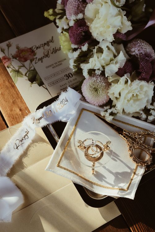 Free Luxurious wedding invitation set with delicate flowers and vintage decor accents. Stock Photo