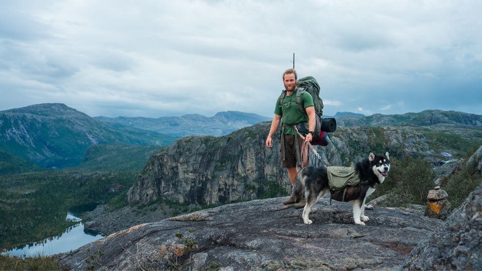 Hiker in Norway demonstrating the three-layer principle with merino wool and a fleece mid-layer
