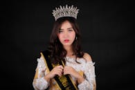 一位头戴饰物、腰系腰带的女性肖像令人惊叹