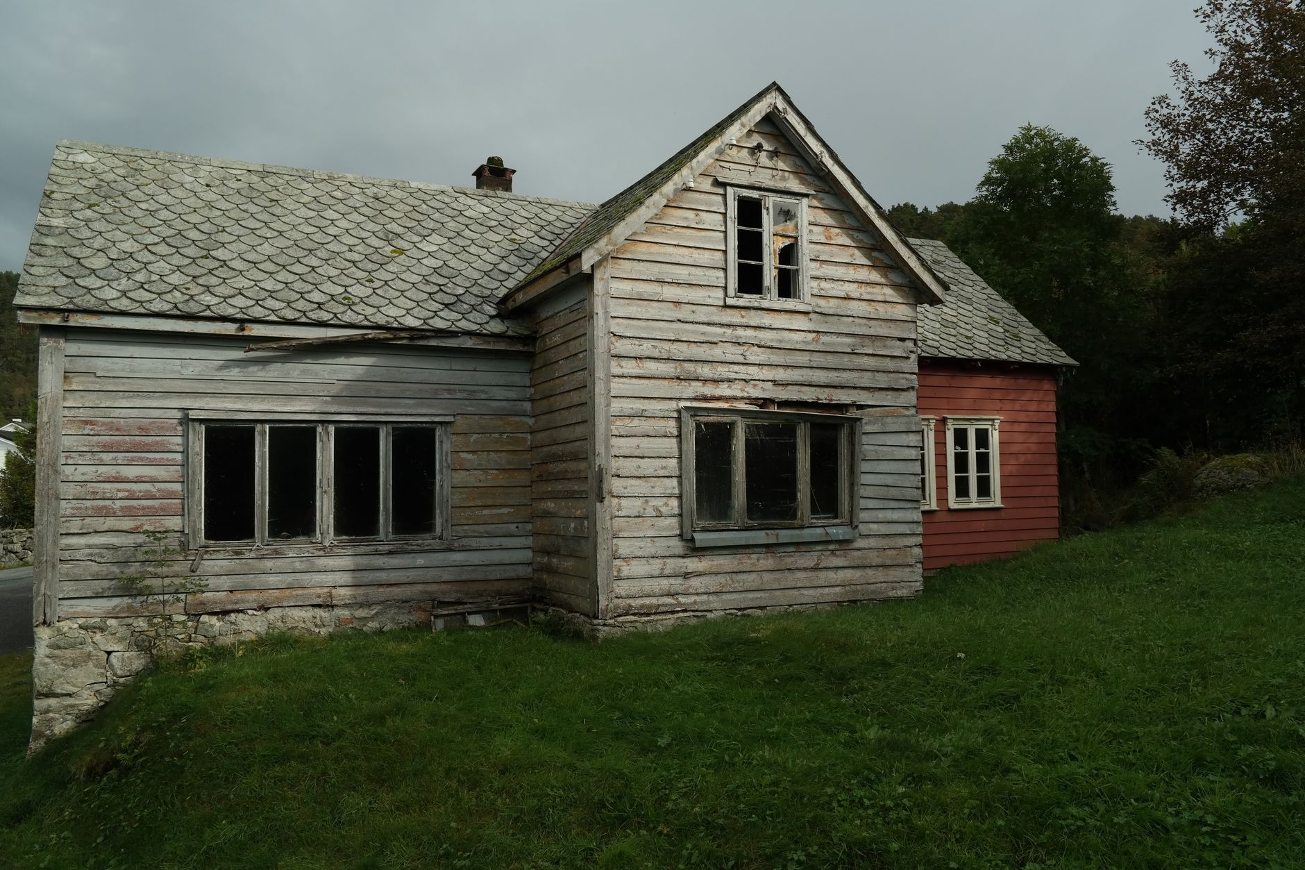 Unlock 1 House with Backhouse for Rent Unlock 1 House with Backhouse for Rent