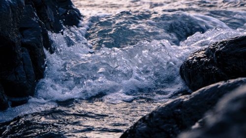 Free Vibrant ocean waves crashing against the rugged coastline rocks, showcasing the power of nature. Stock Photo
