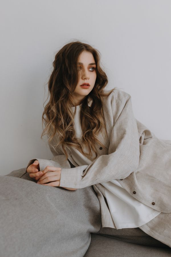 Woman wearing a relaxed linen blazer in a casual summer outfit