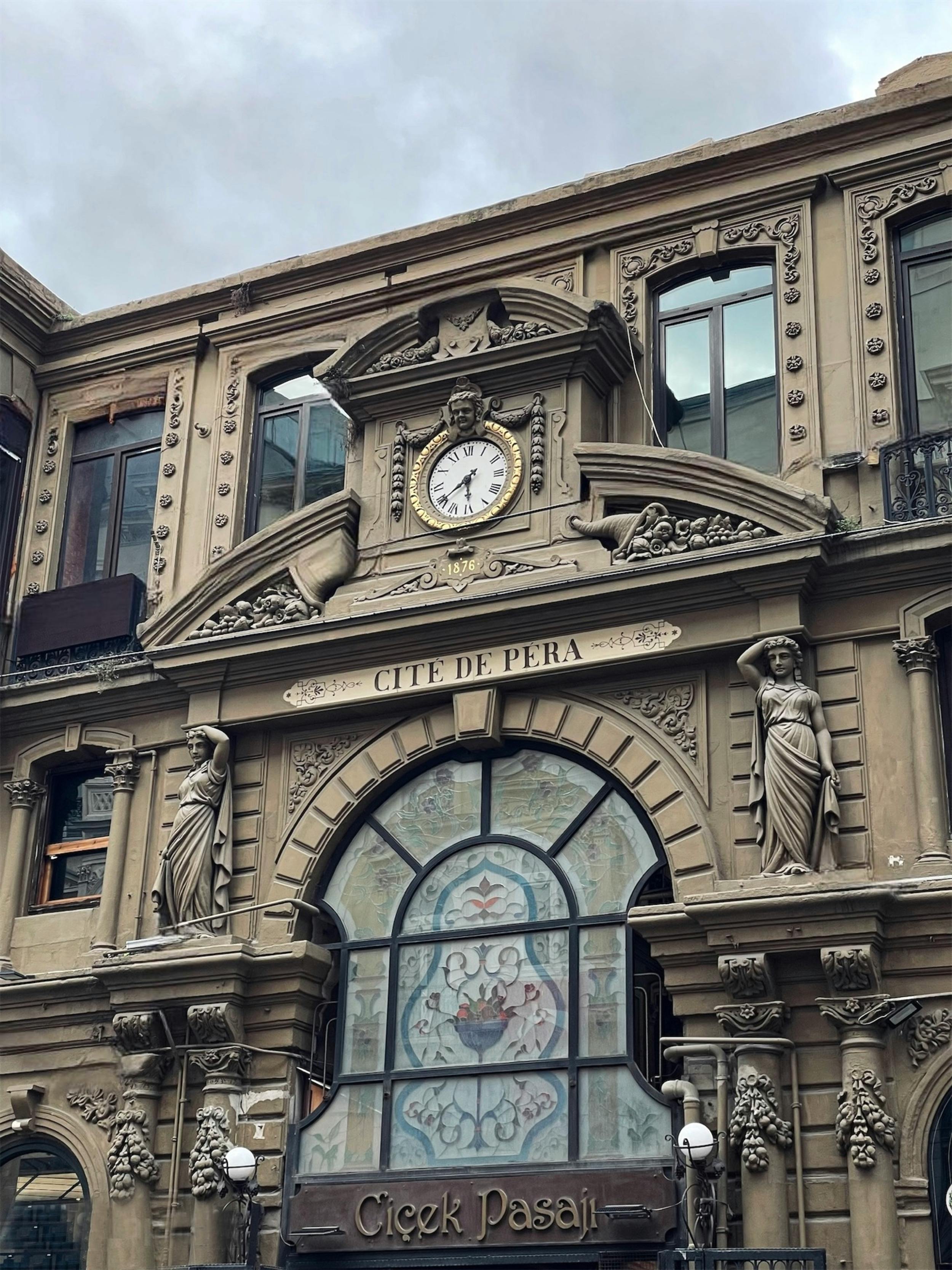 Ücretsiz İstanbul'da saat ve heykellerin yer aldığı Cité de Pera'nın süslü cephesi. Stok Fotoğraflar