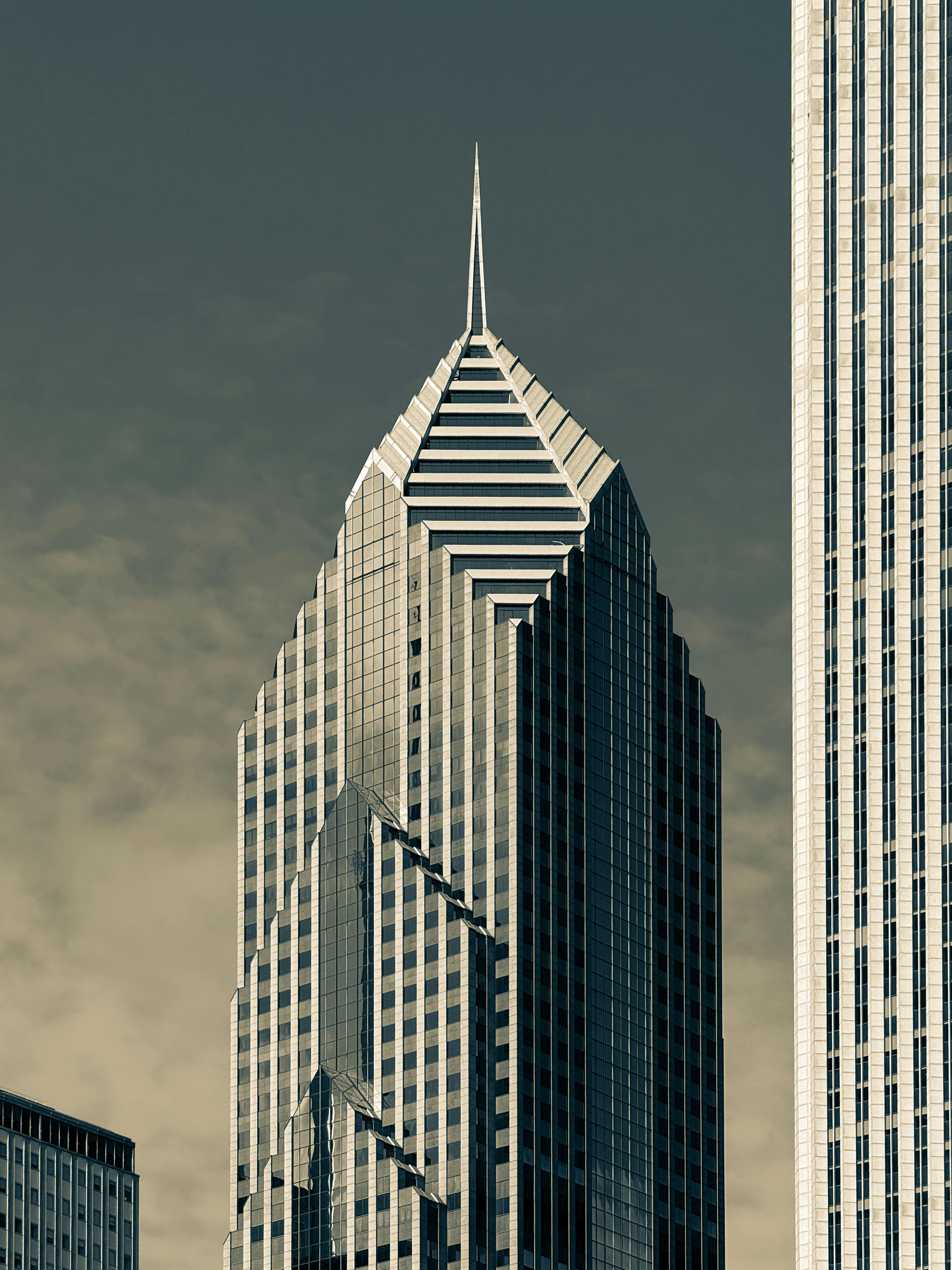 Kostnadsfria Dramatisk vy av en skyskrapa i Chicago som lyfter fram modern arkitektonisk design under lynnig himmel. Stock foto