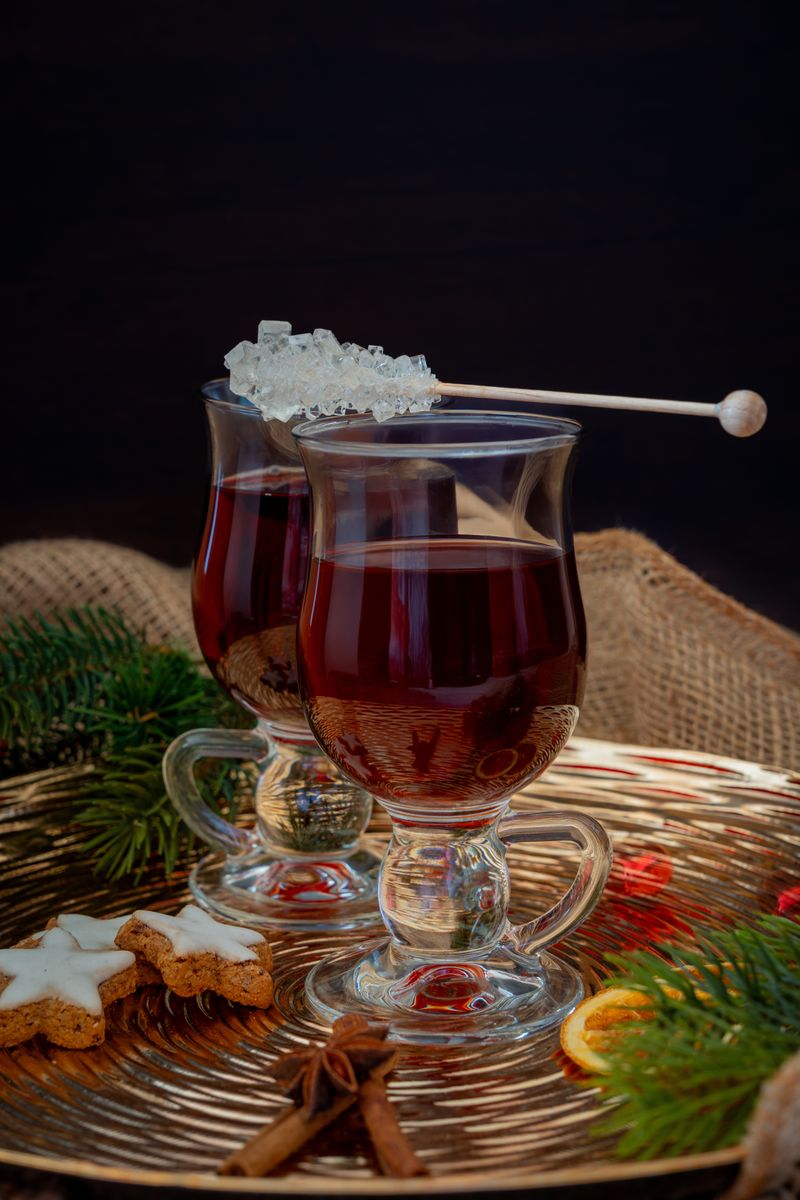 Glühwein, vin fiert cu condimente servit la târg de Crăciun cu scorțișoară și anason stelat