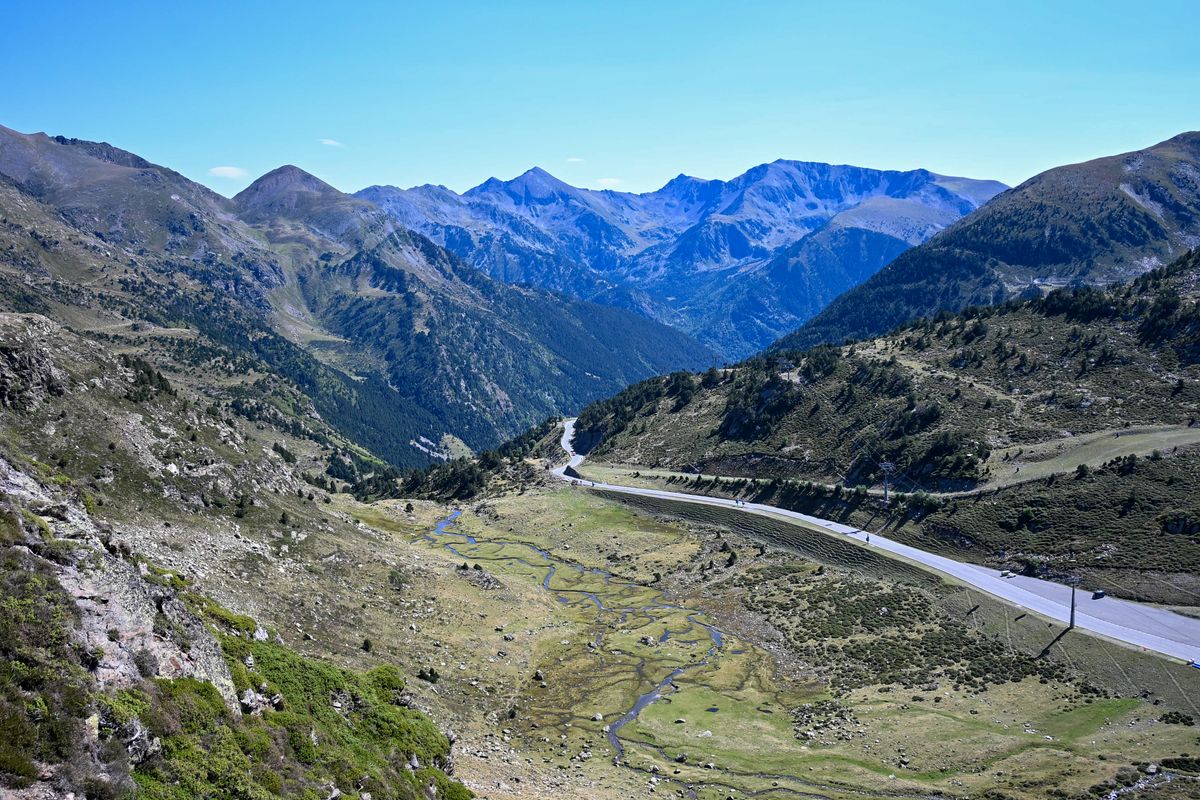 Drum serpuit prin Pirineii verzi, vazut din aer