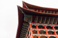 这张特写展现了台北一座传统寺庙华丽的屋顶，其复杂的建筑设计清晰可见