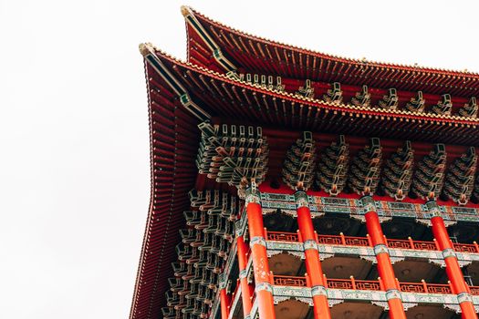 这张特写展现了台北一座传统寺庙华丽的屋顶，其复杂的建筑设计清晰可见