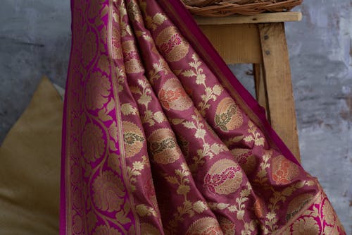 çevrimiçi banarasi silk saris, çevrimiçi bayan giyim, çevrimiçi düğün giyimi içeren Ücretsiz stok fotoğraf