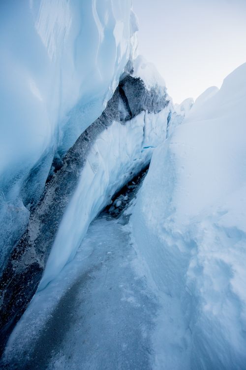 Free Explore the icy depth of an Alaskan glacier with this captivating winter scene. Stock Photo