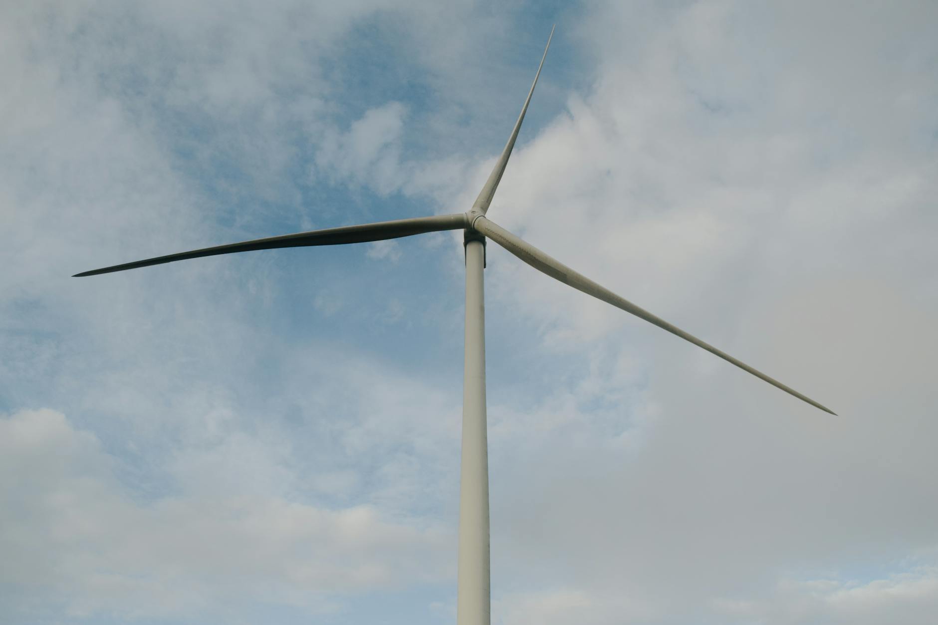https://www.pexels.com/photo/tall-wind-turbine-against-cloudy-sky-29642275/