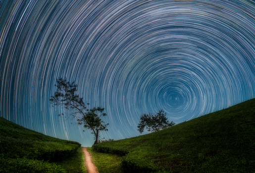 越南富寿县宁静山丘上空迷人的夜空星轨。 - 相关推荐