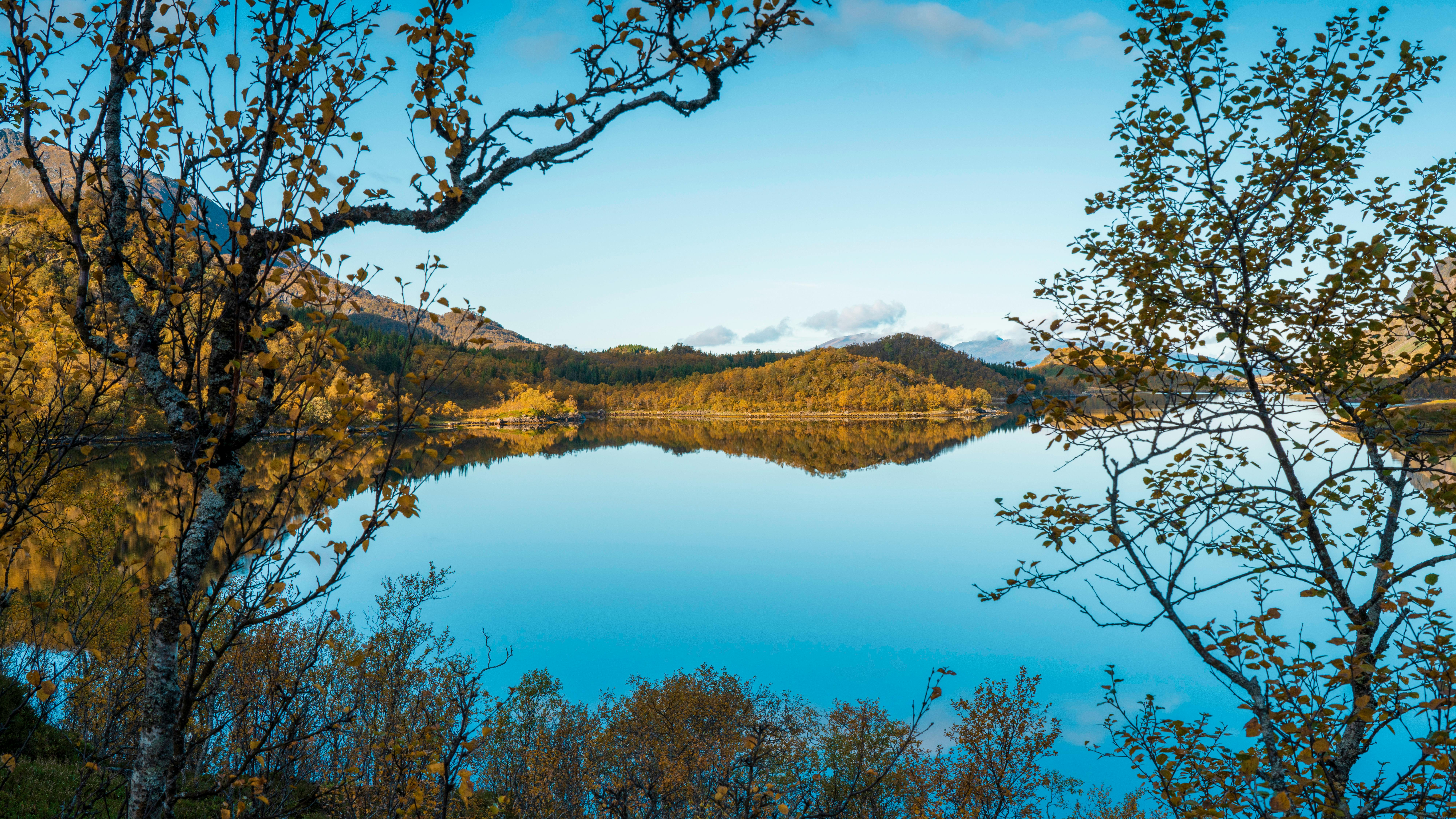 Peaceful autumn landscape of Lofoten with clear reflection on a calm lake. 풍경 사진